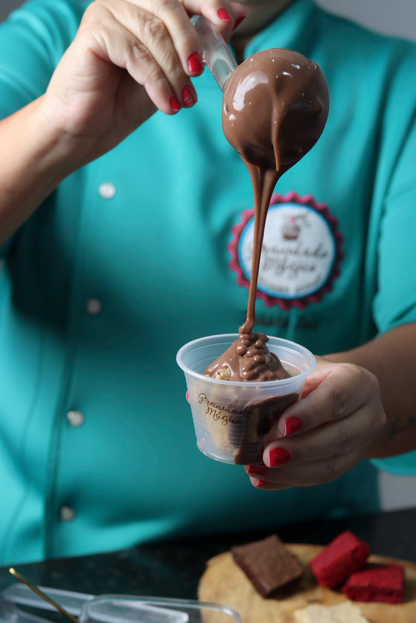 Brigadeiro de colher sendo finalizado
